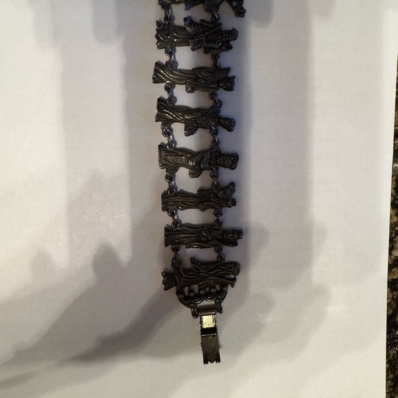 Vintage/antique Asian Silver colored Bracelet with Detailed Figures - Picture 9 of 16